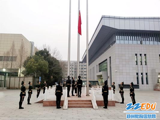 2国旗班执行升旗任务_副本