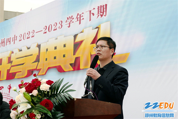 8德育处副主任夏成军作开学德育教育