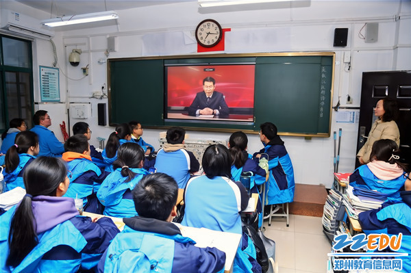 1政教处主任潘冠华主持新学期开学典礼_副本