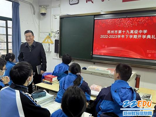 10开学典礼结束后，梁寅峰引导同学们新学期强身健体、不忘初心、拼搏圆梦。_副本