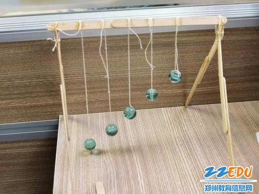 学生自制蛇形摆——喻景灿