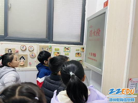 5.幼儿观察消火栓