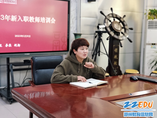 张爱萍为新进教师讲解教学业务具体要求