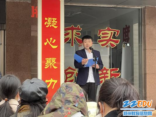 教师代表郑润雨老师发言