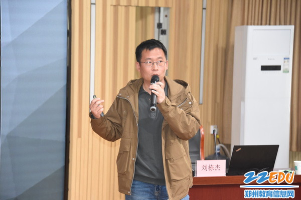 大河报记者刘栋杰作了题为《从观看到实操——一学就会的视听语言基础》的专题培训_调整大小
