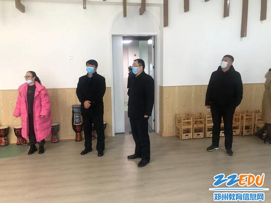 2看查教室内安全工作情况