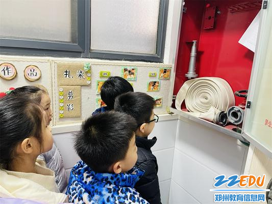 6.幼儿观察消火栓