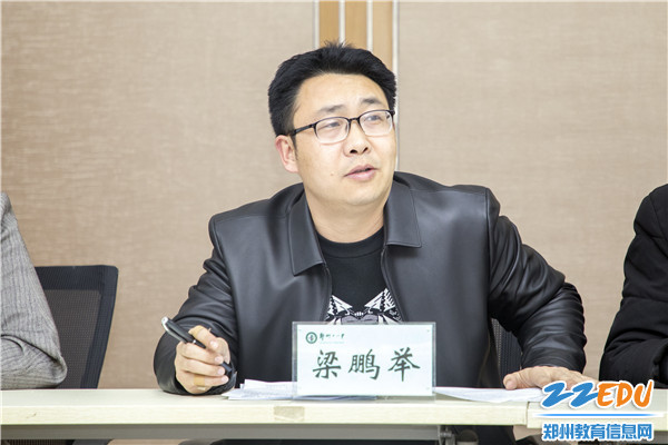 5政教处副主任梁鹏举进行工作安排