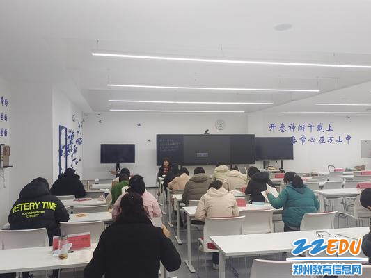 工会主席张恺在监考，文综、理综学科老师在考试