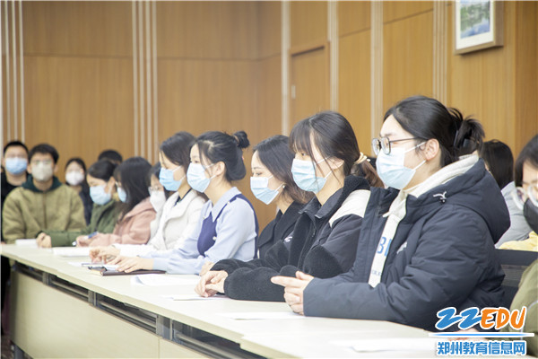7实习教师们参会并认真聆听
