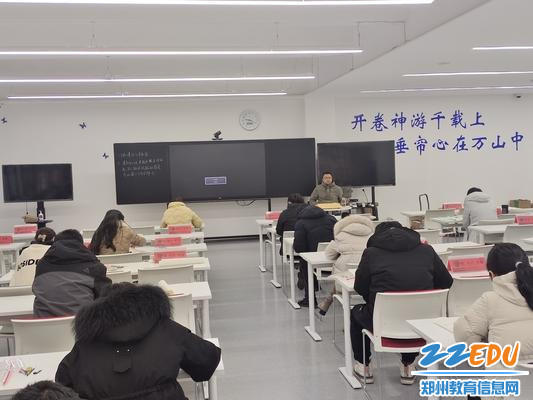 副校长倪海军在监考，数学组老师在参加考试