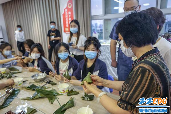 8校长韦艳春和同学们一起包粽子