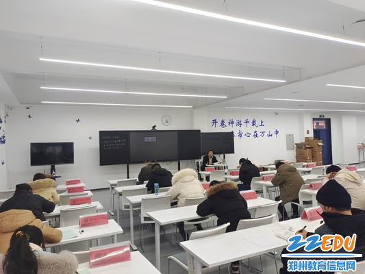党委书记魏勇在监考中，地理和化学教师在同步考试