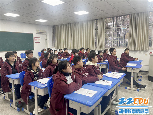 培训过程中心理委员认真学习