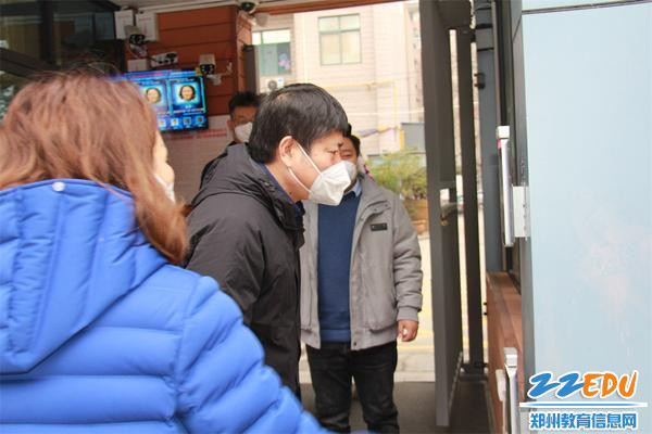 2.郑州市教育局三级调研员花林昌查看自动人脸识别和体温检测系统