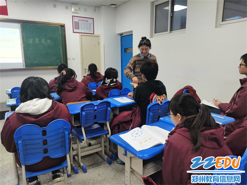 鲁帅老师给心理委员送糖
