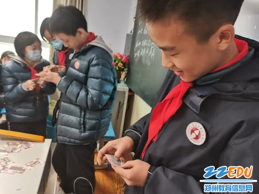 享受刮刮乐的快乐中