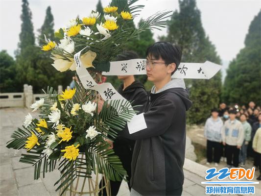 实验高中学生代表敬献花圈