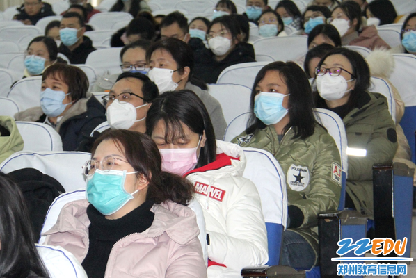 郑州市教研中心组成员、各县区教研员、教研组长认真聆听