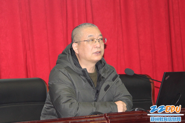 郑州市教研室数学学科主任冯瑞先主持会议