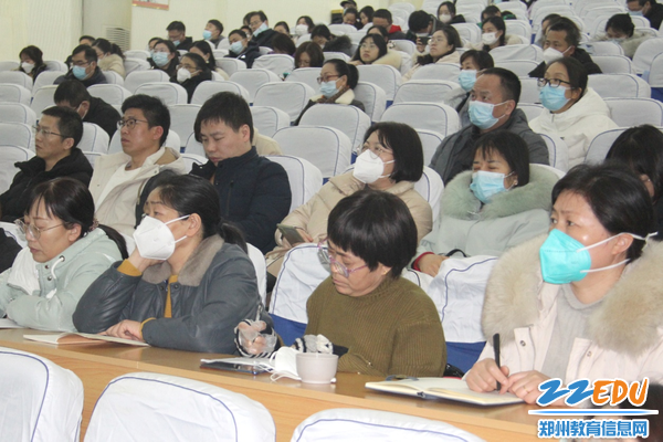参会老师认真记笔记