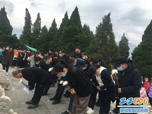 嵩阳高中师生代表向革命烈士三鞠躬