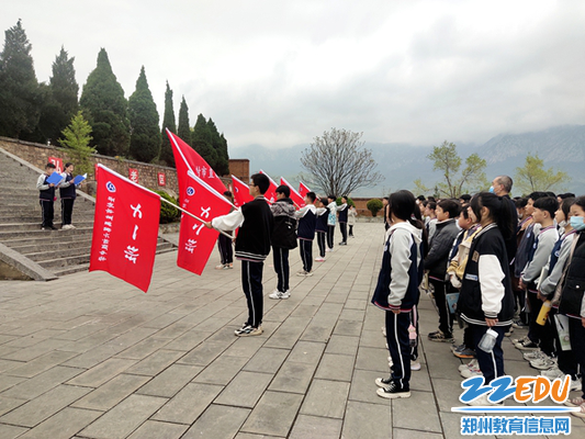 登封市直六初中学生代表梁怡翰带领全体学生回顾历史