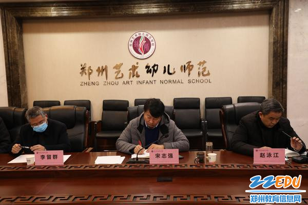 5.学校领导认真听取记录非遗教师说的那些事儿