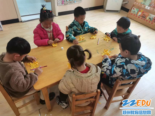 登封市直属第五幼儿园小朋友做手工菊花