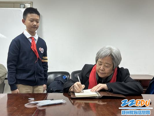 周老师为孩子们题字并赠送纪念品