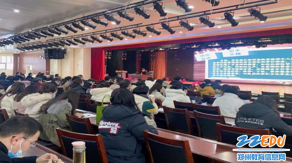 参会历史教师在认真听讲