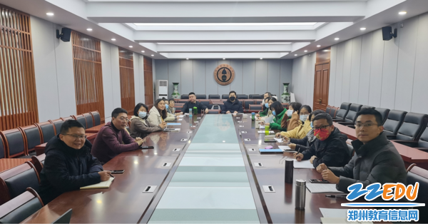 政史地组老师认真聆听