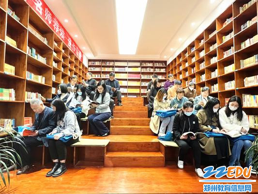 参观学校图书馆