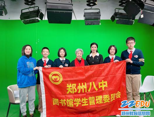 孩子们和老师合影留念