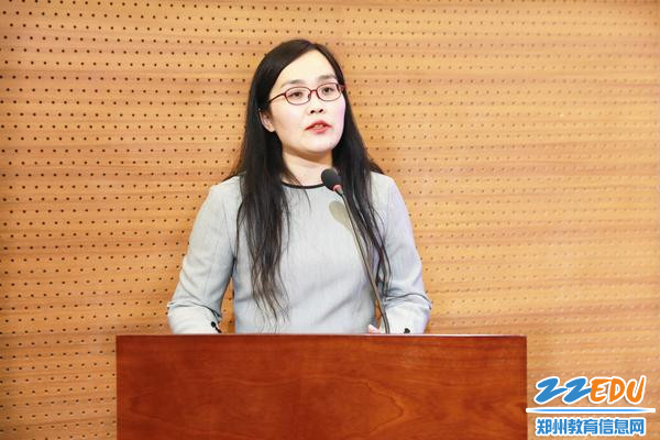 副校长黄玉杰介绍学校青年教师综合素养提升项目建设情况