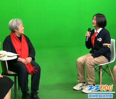 孩子们与周老师互动