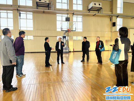 参观学校体育馆