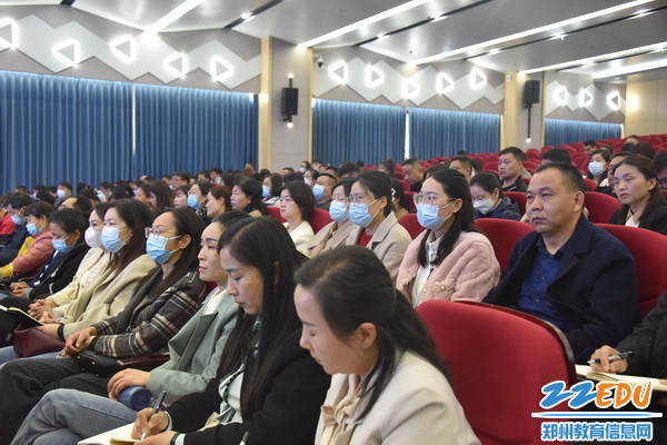 参会人员认真听会_调整大小