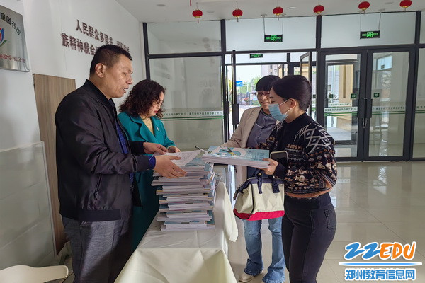1.老师签到现场_调整大小
