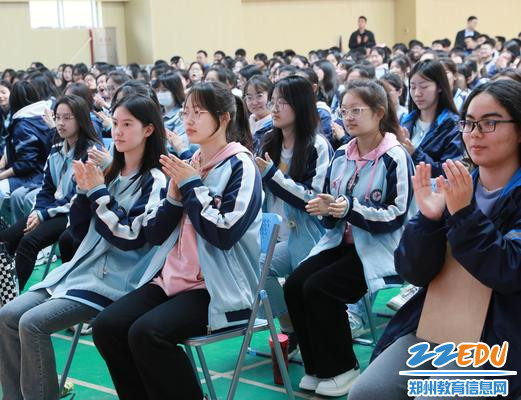 学生认真聆听