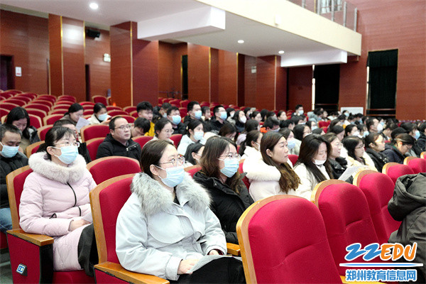 10参会老师认真聆听记录