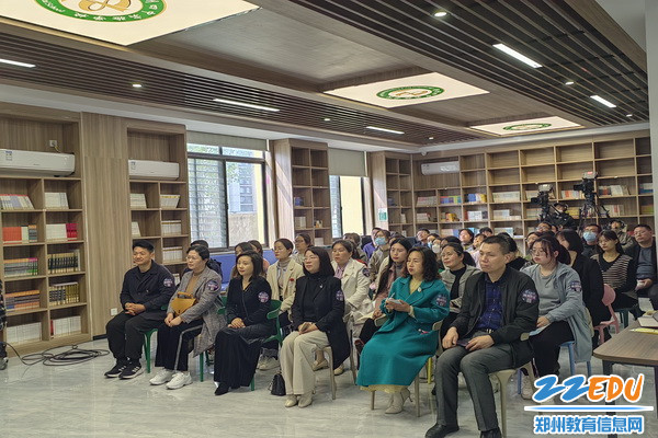 4.张佩老师带领全体参会老师进行热身活动，现场氛围热烈_调整大小