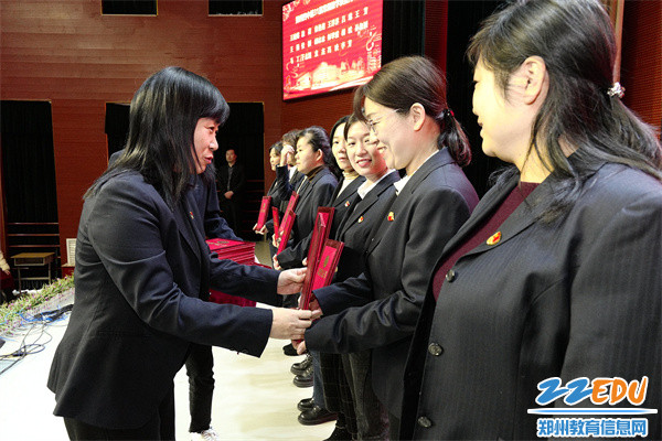 4.校领导为获奖教师颁奖