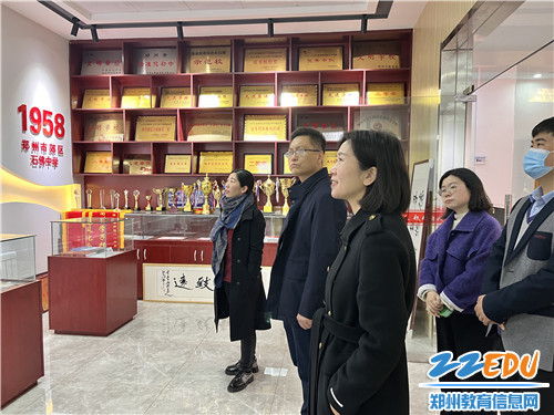 河南大学专家团队参观八一中学
