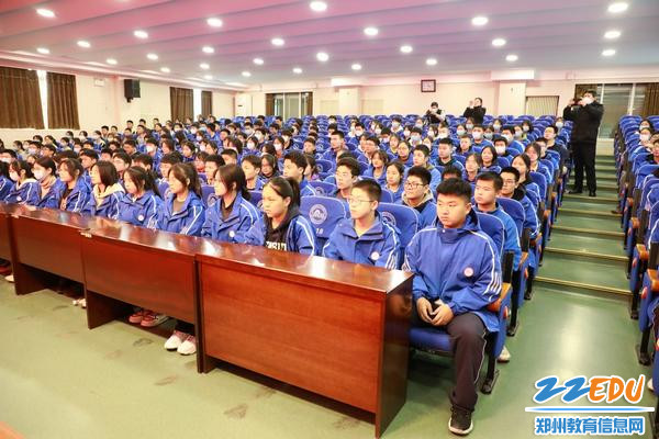 同学们在报告厅认真听讲交通安全知识