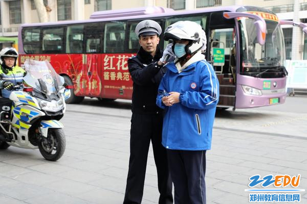 王警官为同学们演示如何正确佩戴头盔