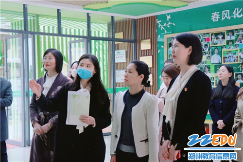 河南大学专家团队参观育林小学校园文化