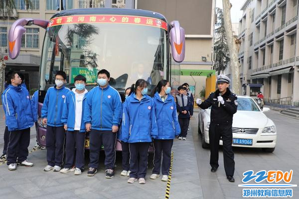 王警官邀请学生感受并讲解大型车辆的视野盲区危险性