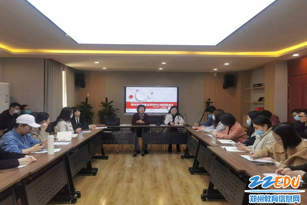 郑州市职业技术教育教研室副主任牛晓红主持会议_副本