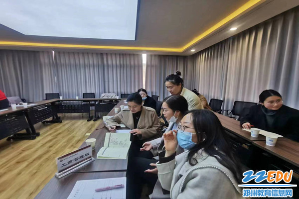 工商管理中心教研组成员交流讨论_副本